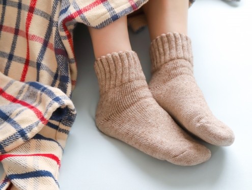 暖かい靴下を履いている足