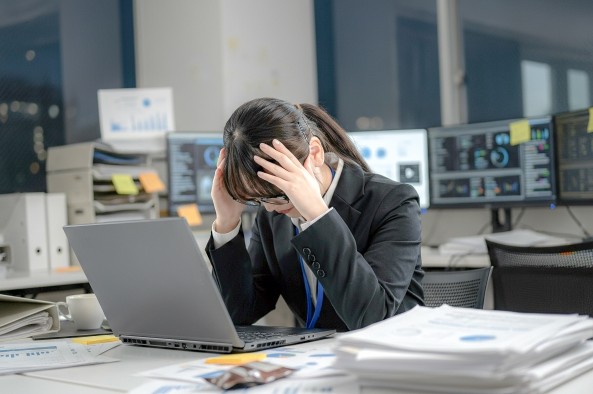 残業している女性