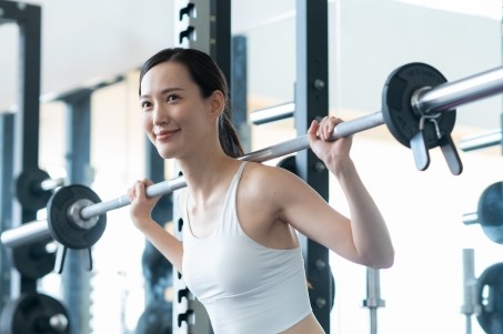 スクワットしている女性