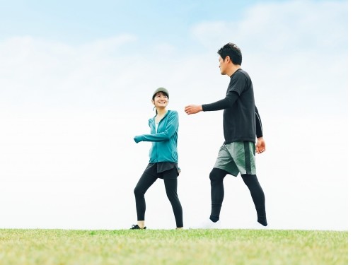 ウォーキングする男女
