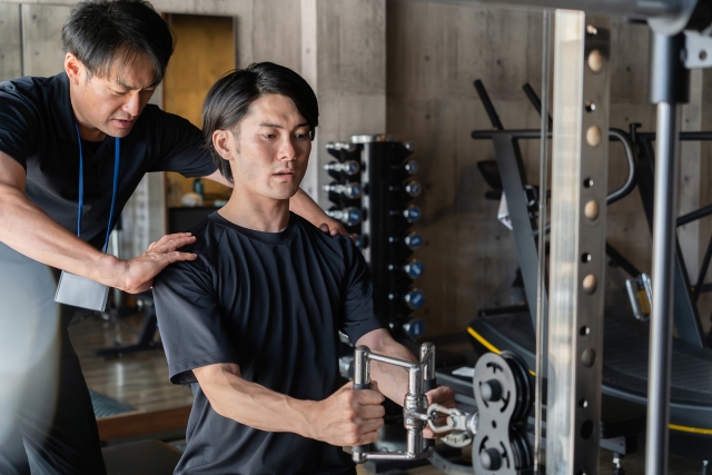 パーソナルトレーニングを受ける男性