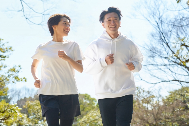 アクティブな40代の男女